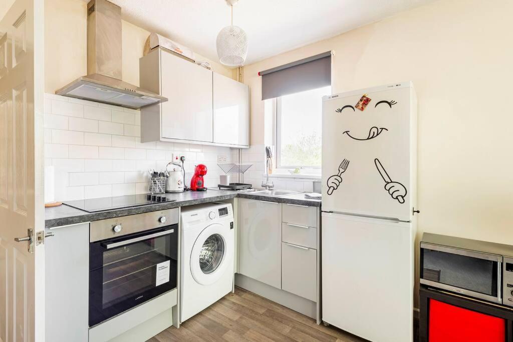 Charming Entire 2-Bedroom House In Milton Keynes Exterior photo