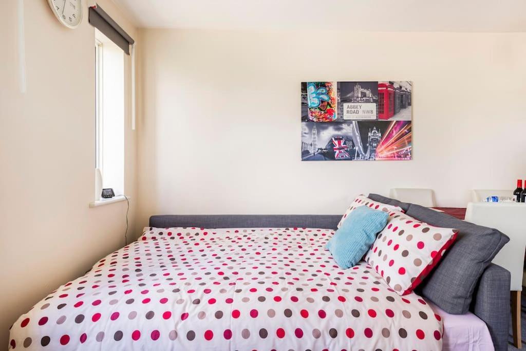 Charming Entire 2-Bedroom House In Milton Keynes Exterior photo