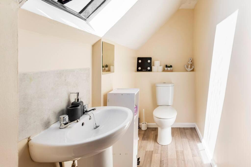 Charming Entire 2-Bedroom House In Milton Keynes Exterior photo