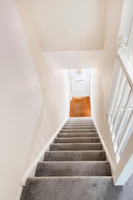 Charming Entire 2-Bedroom House In Milton Keynes Exterior photo