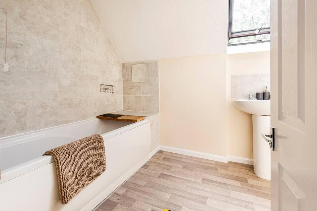 Charming Entire 2-Bedroom House In Milton Keynes Exterior photo