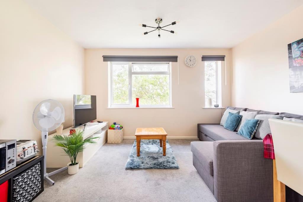 Charming Entire 2-Bedroom House In Milton Keynes Exterior photo