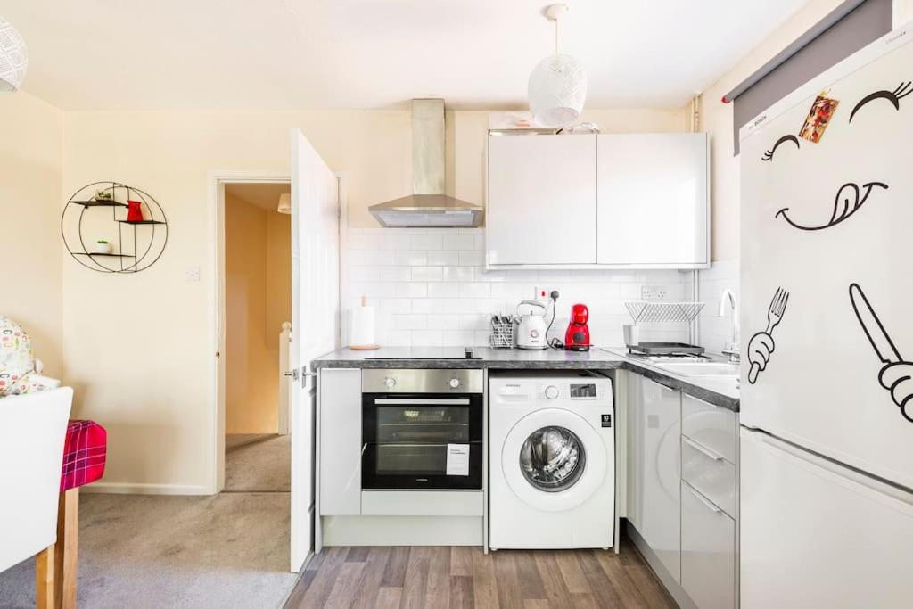Charming Entire 2-Bedroom House In Milton Keynes Exterior photo
