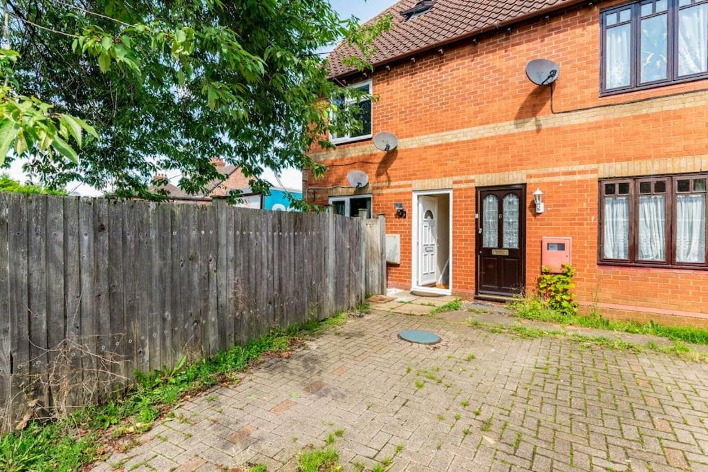 Charming Entire 2-Bedroom House In Milton Keynes Exterior photo